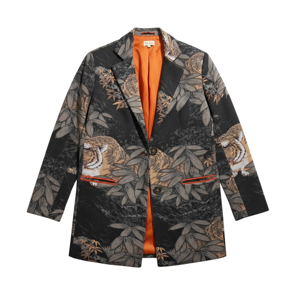 Tralulu blazer preto com padrão de tigre e folhas, forro laranja vibrante, lapelas clássicas e fecho de um botão.