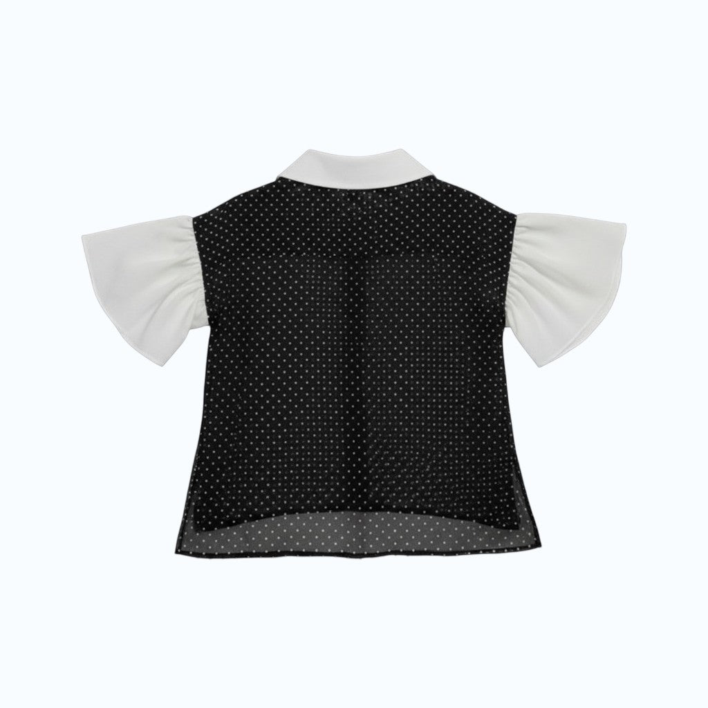 Blusa Tralulu de manga comprida com padrão de bolinhas pretas e brancas, punhos bufantes e gola clássica.