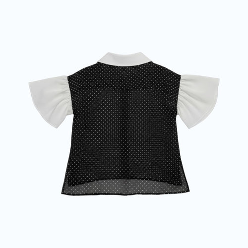 Blusa Tralulu de manga comprida com padrão de bolinhas pretas e brancas, punhos bufantes e gola clássica.