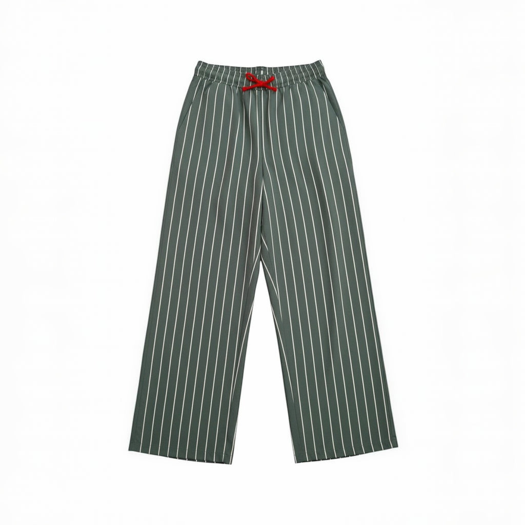 Calças de pijama Tralulu verde-oliva com riscas verticais brancas, cós elástico e cordão vermelho.