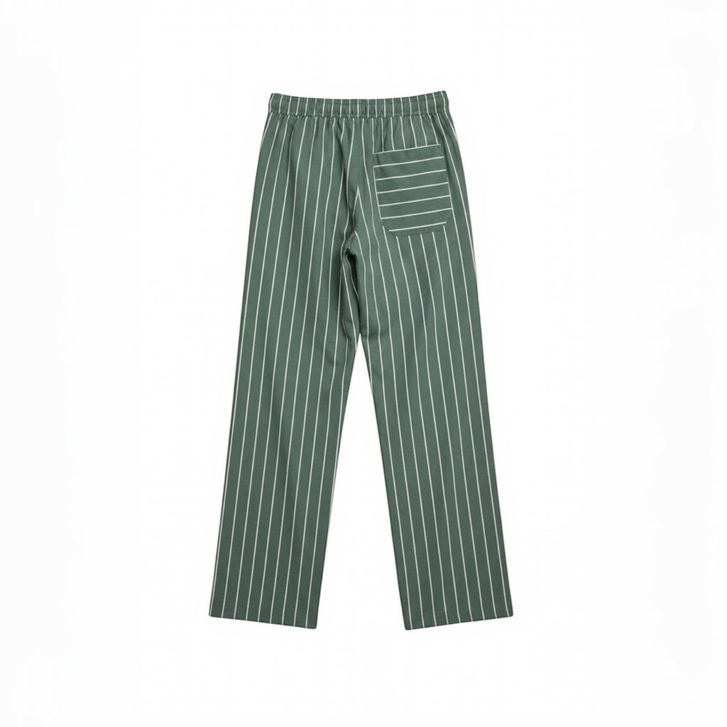 Calças de pijama Tralulu verde-oliva com riscas verticais brancas, cós elástico e um bolso traseiro.