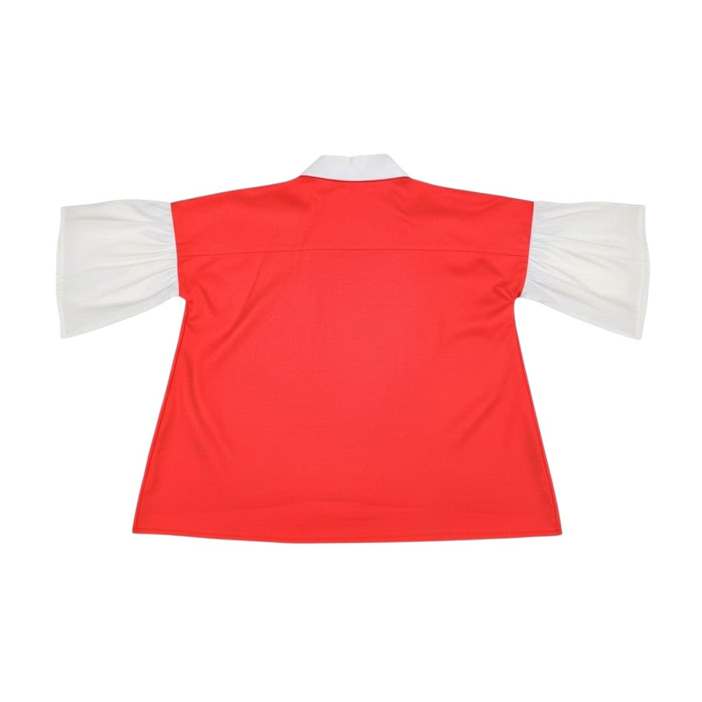 Camisa Tralulu de algodão com corpo vermelho, gola e mangas compridas brancas bufantes em vista traseira.