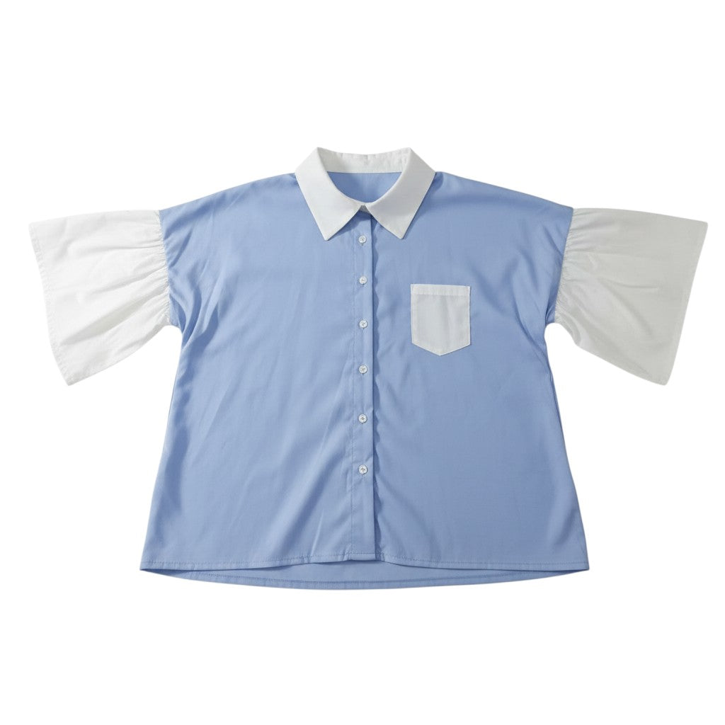 Camisa Tralulu azul celeste com mangas brancas bufantes, gola clássica e bolso frontal em algodão.