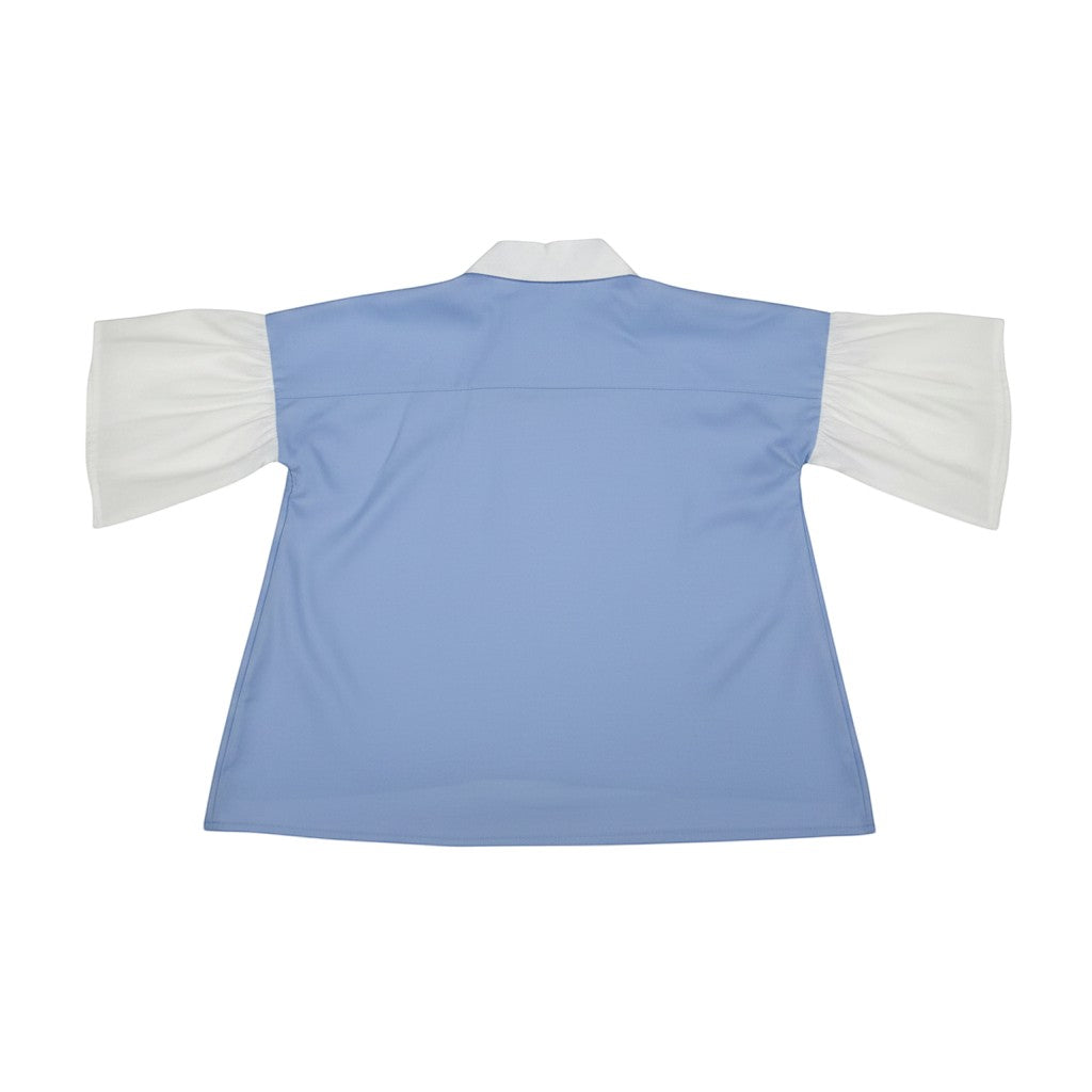 Tralulu camisa azul celeste de algodão com mangas compridas brancas bufantes e gola clássica
