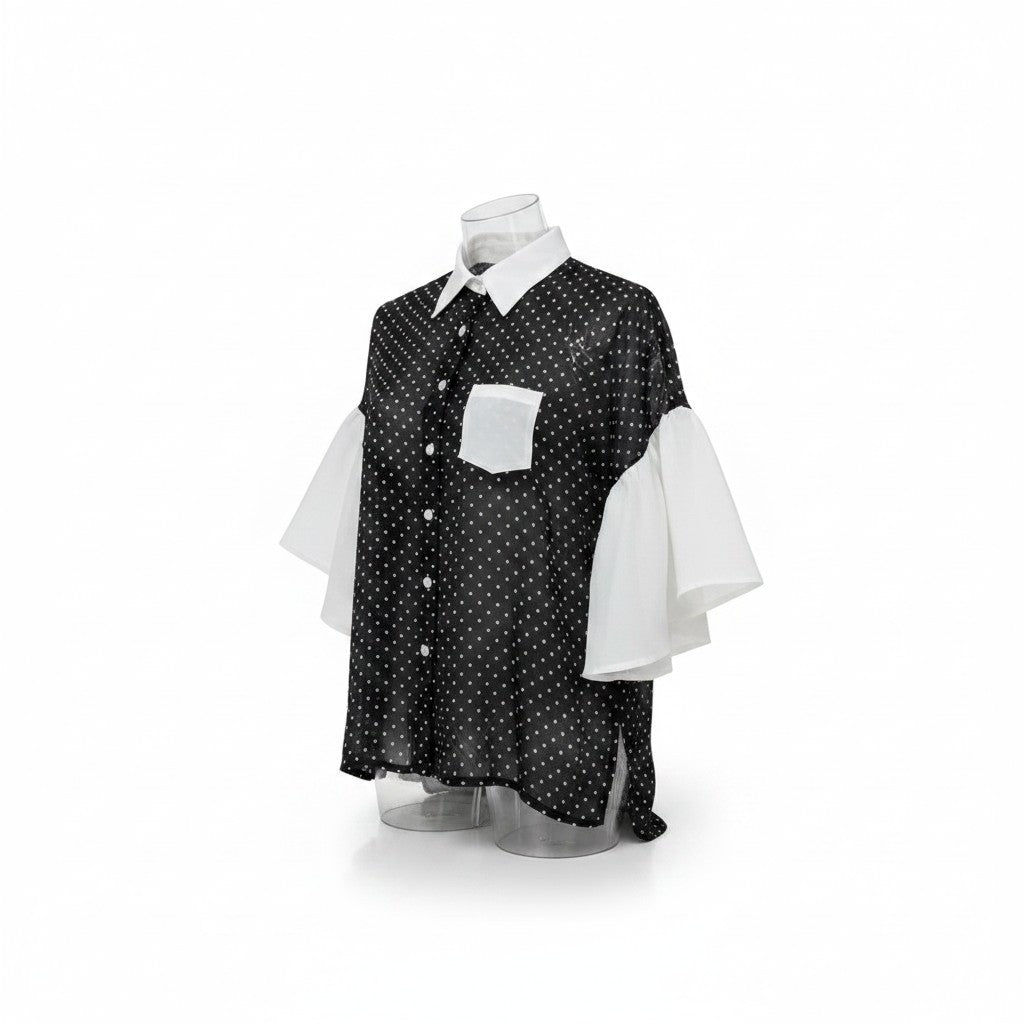 Camisa Tralulu preta com bolinhas brancas, gola clássica, bolso frontal e mangas compridas brancas com volume