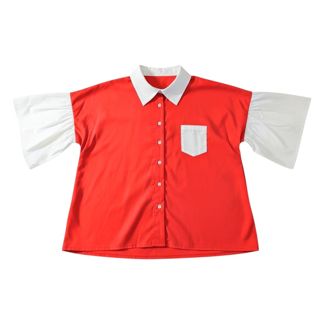 Camisa Tralulu vermelha com mangas brancas bufantes, gola clássica e bolso frontal em algodão