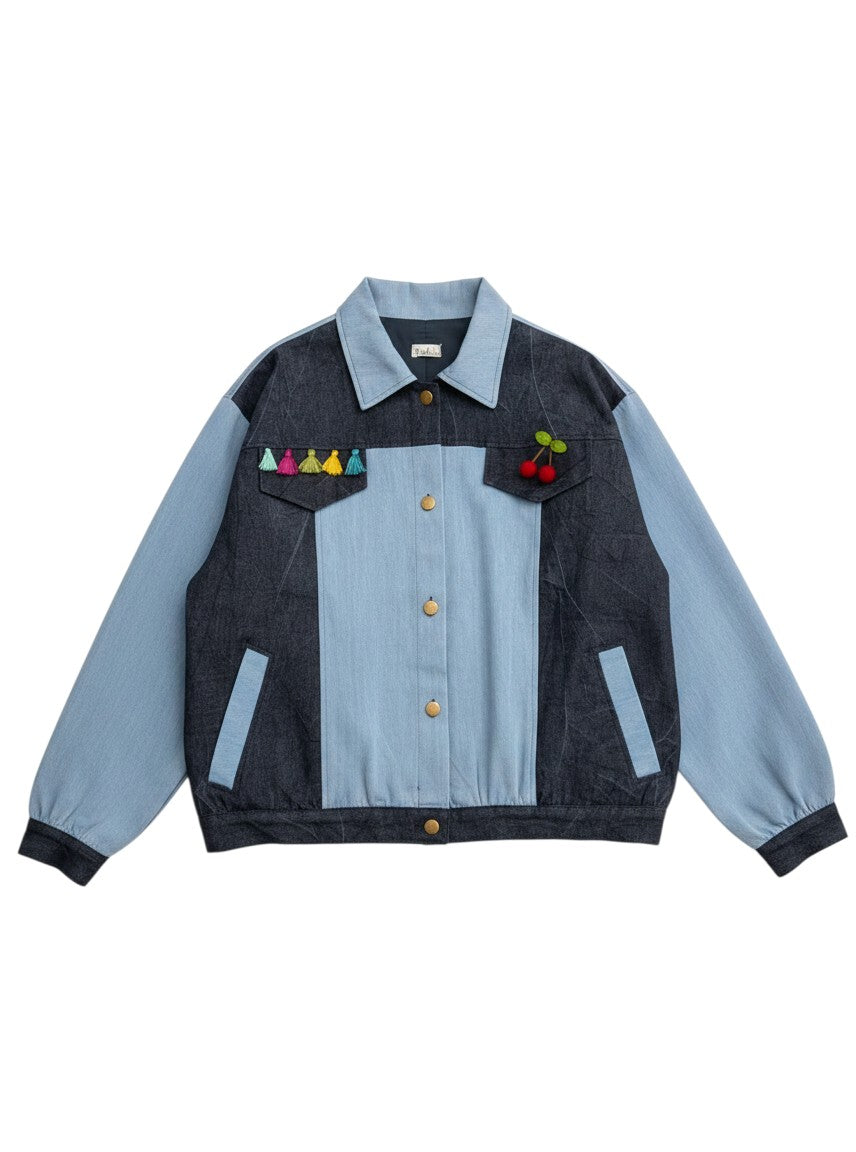 Tralulu jaqueta bomber em ganga patchwork com detalhes de borlas coloridas e cerejas, mangas compridas e fecho de botões.