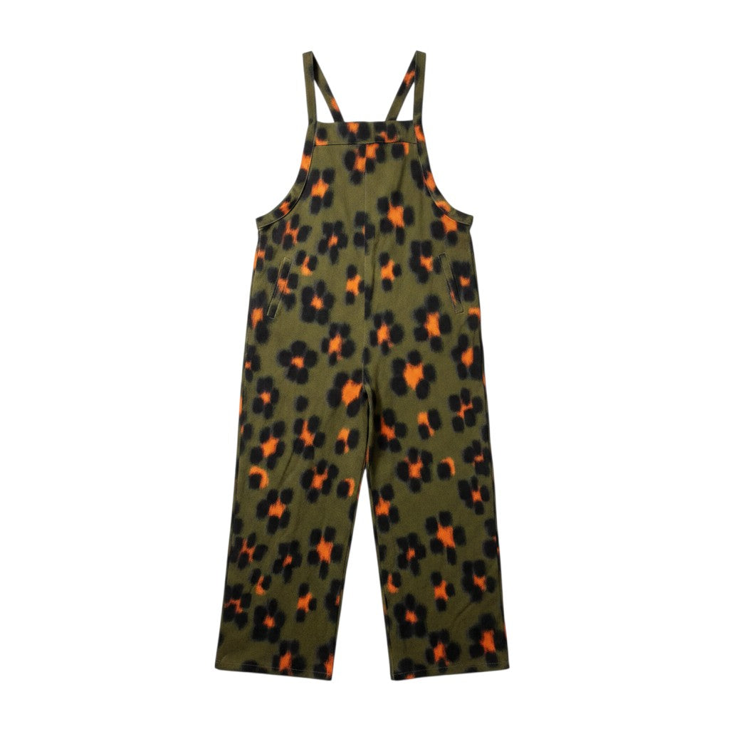 Jardineira Tralulu de corte largo com padrão animal print em tons de verde, preto e laranja e alças ajustáveis.