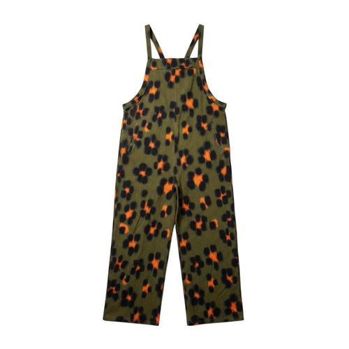 Jardineira Tralulu de corte largo com padrão animal print em tons de verde, preto e laranja e alças ajustáveis.