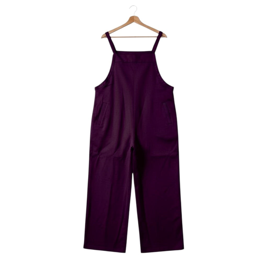 Jardineira Tralulu roxa de corte largo com pernas amplas e bolsos laterais, ideal para um look casual e confortável.