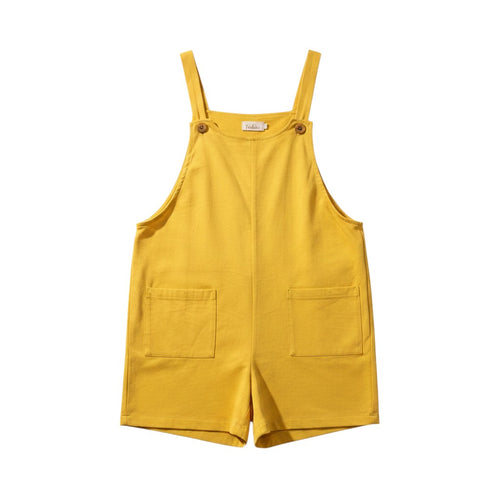 Macacão curto amarelo Tralulu com alças ajustáveis, botões decorativos e dois bolsos frontais.