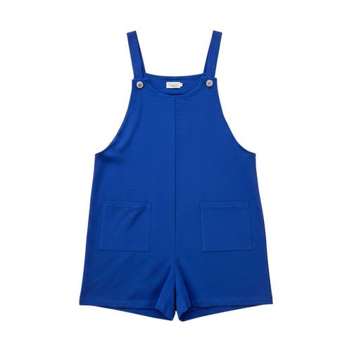 Macacão curto azul elétrico Tralulu com alças ajustáveis, botões decorativos e dois bolsos frontais.