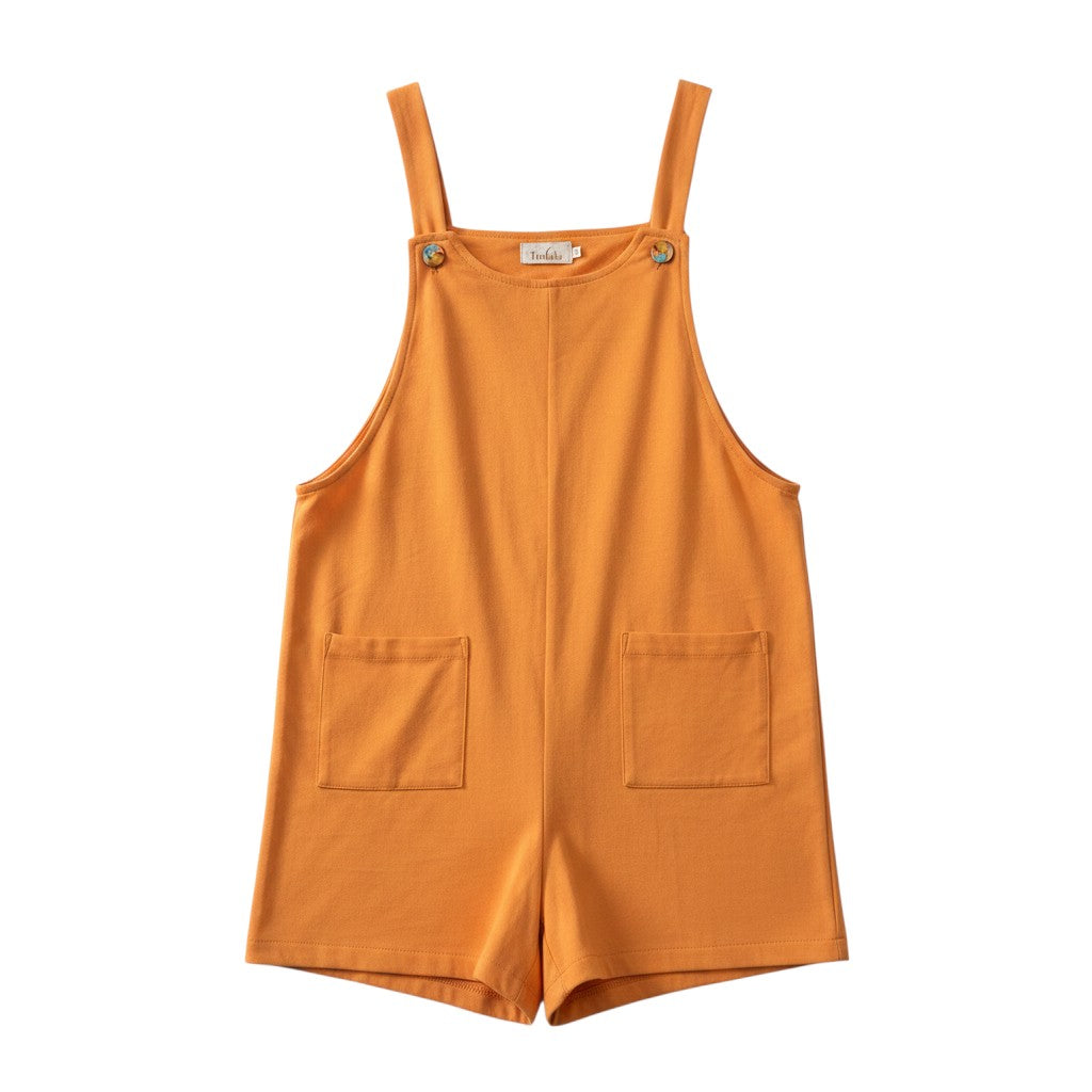 Macacão curto Tralulu laranja com alças ajustáveis, botões decorativos, decote em V e dois bolsos frontais.