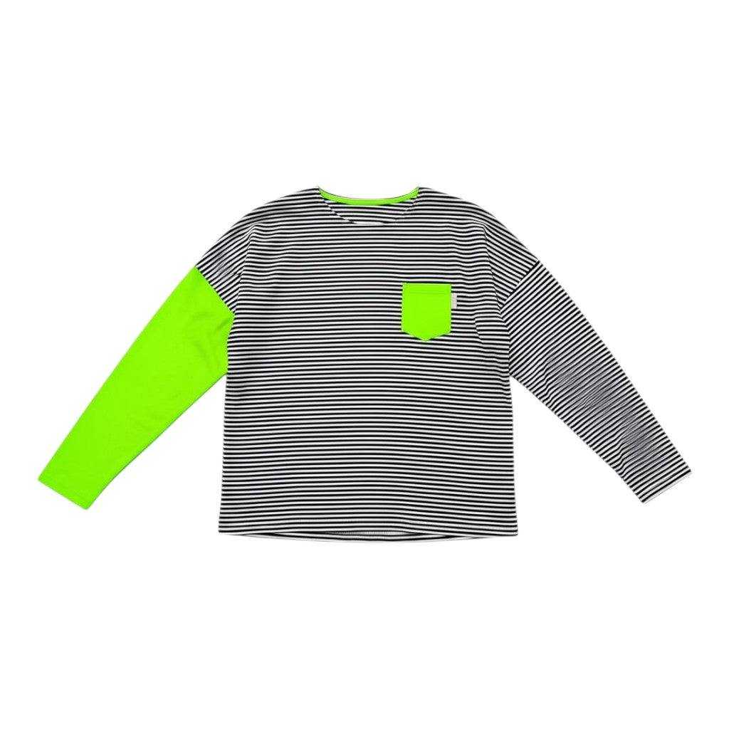 Tralulu t-shirt de riscas pretas e brancas com manga laranja e bolso contrastante.