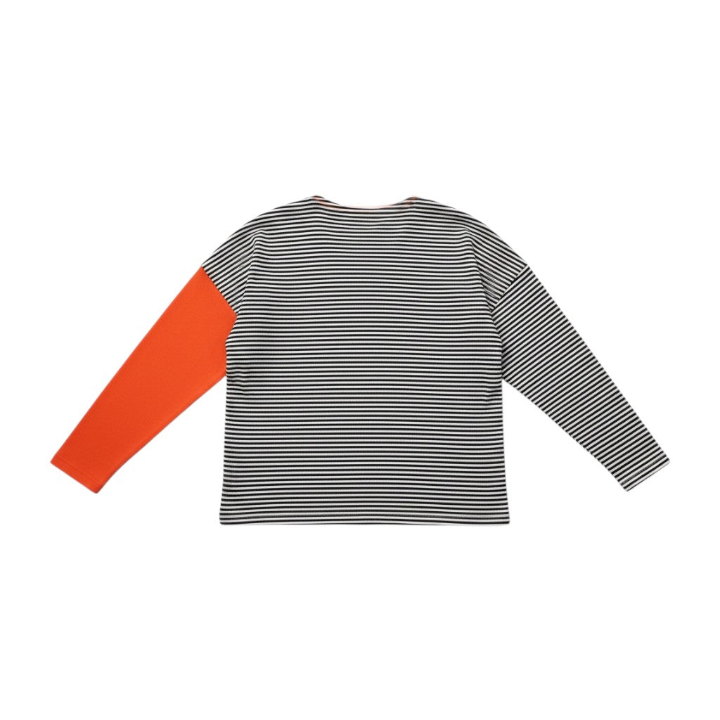 Tralulu t-shirt de riscas pretas e brancas com manga laranja e bolso frontal rosa choque.