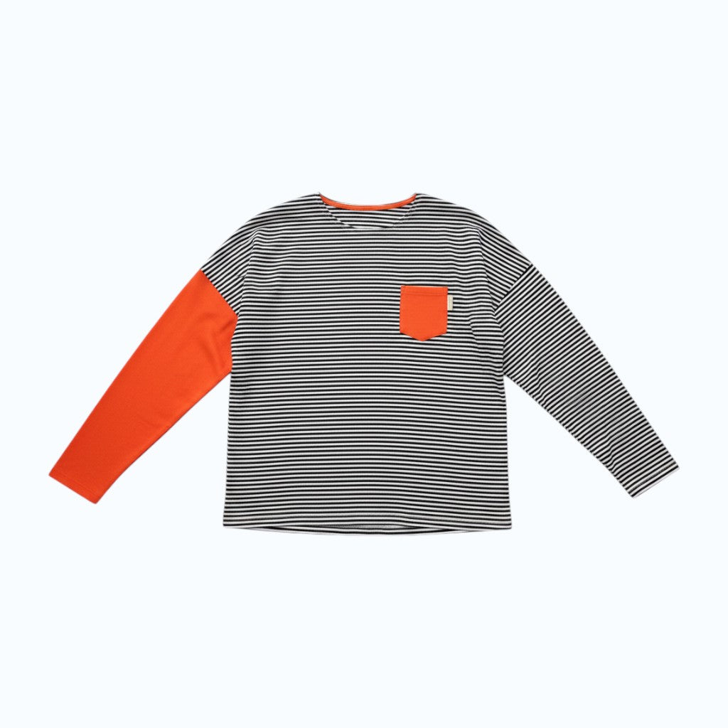 Tralulu t-shirt de riscas pretas e brancas com manga laranja e bolso rosa choque. Decote redondo.