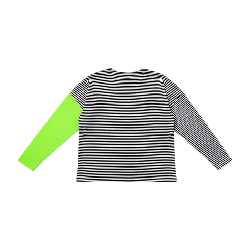 Tralulu t-shirt de manga comprida às riscas pretas e brancas com manga laranja contrastante e bolso rosa choque.